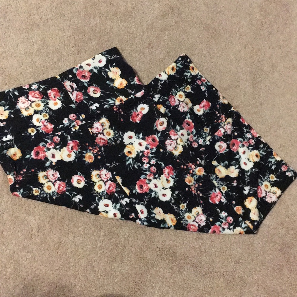 Black floral pencil skirt (never worn )
